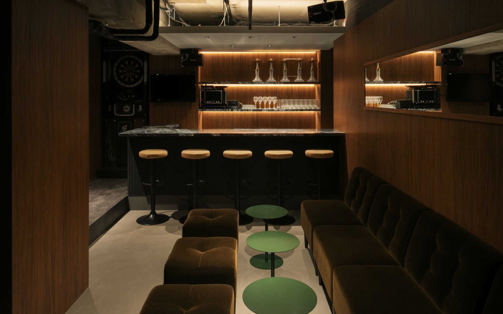 Entertainment Bar :F の店内。カウンターとソファ席