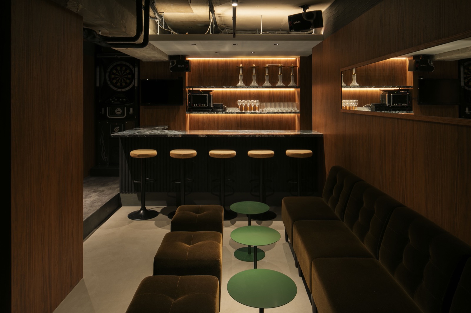 直営店 Entertainment Bar :F の店内